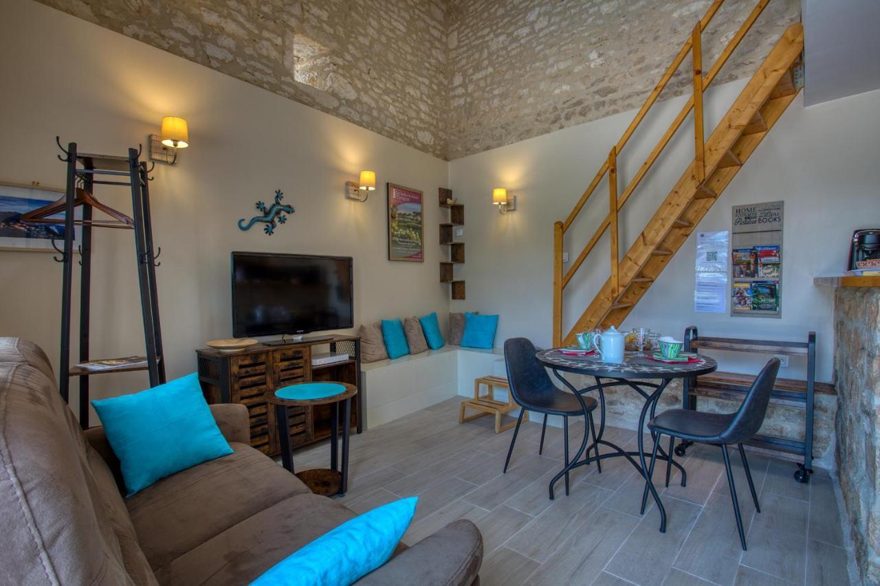 Domaine Des Pierres Blanches - Gite La Salamandre Carlux Exterior foto